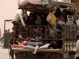 نازحون من مدينة الرقة في مخيم قرب عين عيسى شمالي المدينة

