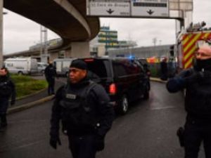 إغلاق تام لمطار أورلى فى باريس بعد تحذيرات أمنية

