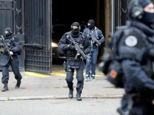 شرطيون فرنسيون اثناء محاكمة احد الجهاديين في 15 تشرين الثاني/نوفمبر في باريس
