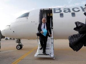 وزير الخارجية الفرنسي جان إيف لو دريان يصل إلى مطار بنينا الدولي قرب بنغازي في شرق ليبيا يوم الخميس
