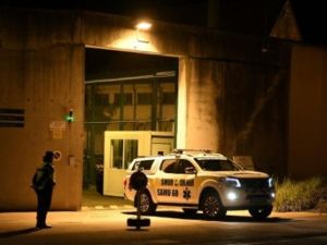 دركي فرنسي يقف بالقرب من سيارة تابعة لدائرة الخدمات الطبية الطارئة "سامو" أمام سجن إنزيسايم في شرق فرنسا

