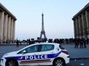 سيارة للشرطة الفرنسية في ساحة تروكاديرو قرب برج ايفل

