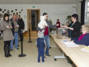 مركز اقتراع في سان بيار، في ارخبيل سان بيار وميكولون من مناطق ما وراء البحار الفرنسية

