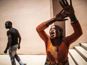 امراة خلال الاحتجاجات التي شهدتها البلاد بعد اعلان نتائج الانتخابات