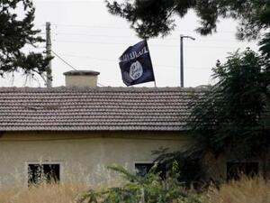 علم الدولة الاسلامية منصوب فوق مبنى مكتب الجمارك في جرابلس السورية
