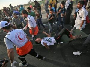 نقل متظاهر فلسطيني بعد اصابته بجروح في غزة
