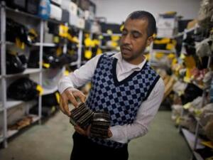 أحد العاملين في مكتب النائب العام في غزة يعرض قطع مخدرات تم ضبطها
