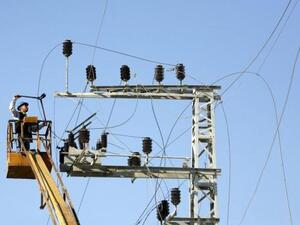 عامل فلسطيني يصلح إمداد الكهرباء في غزة
