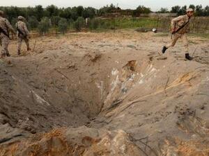 أفراد من شرطة حماس يتفقدون موقع انفجار في شمال قطاع غزة يوم الثلاثاء
