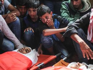 جثامين اثنين من الاطفال خلال تشييع الجنازة