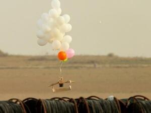 بالونات تحمل ما يُعتقد أنّه عبوة حارقة أطلقها متظاهرون في قطاع غزة في صورة التقطت من الجانب الإسرائيلي من الحدود مع القطاع المحاصر

