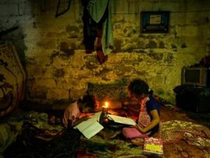 أطفال فلسطينيون يدرسون اثناء انقطاع الكهرباء عن غزة

