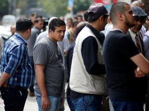 فلسطينيون ينتظرون لاستلام رواتبهم في غزة
