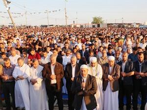 عشرات الآلاف يؤدون صلاة العيد في مخيمات العودة بغزة


