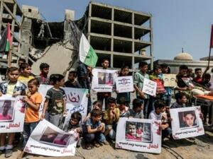 تجمع لاطفال في غزة تنديدا بغارة اسرائيلية

