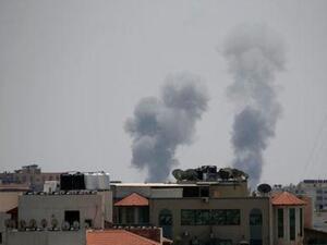 دخان يتصاعد عقب غارة جوية إسرائيلية بغزة يوم الثلاثاء
