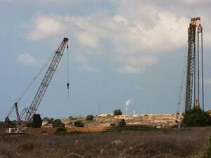 رافعات والات عند الجانب الاسرائيلي من الحدود مع قطاع غزة

