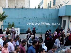 موظفون فلسطينيون تابعون لوكالة الأمم المتحدة لإغاثة وتشغيل اللاجئين (الأونروا) في احتجاج ضد خفض عدد الوظائف من قبل الوكالة في غزة

