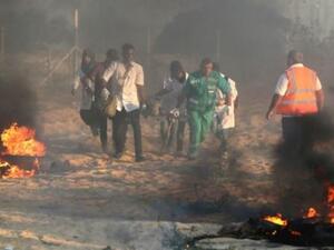 ينقلون مصابا خلال الاحتجاجات قرب الحدود بين قطاع غزة واسرائيل في خان يونس الجمعة 
