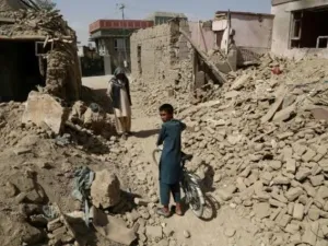 أفغانيان يمشيان بين منازل مدمرة بعد اعتداء نفذه طالبان في غزنة

