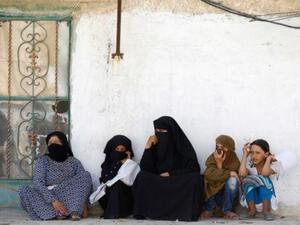 نساء يجلسن أمام منزلهن في بلدة جرابلس الحدودية في سوريا يوم 31 أغسطس آب 2016. تصوير: أوميت بكطاش

