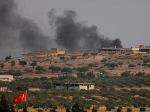 صورة من بلدة قرقميش الحدودية التركية لدخان يتصاعد من قرية جرابلس الحدودية السورية
