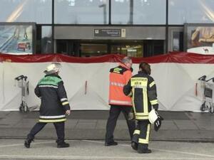 رجال إطفاء يسيرون خارج مطار في مدينة هامبورغ بشمال ألمانيا
