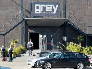 قتلى وجرحى في اطلاق نار بملهى ليلي في المانيا 
الشرطة الألمانية تعلن مقتل شخصين وإصابة أربعة في إطلاق نار بملهى ليلي