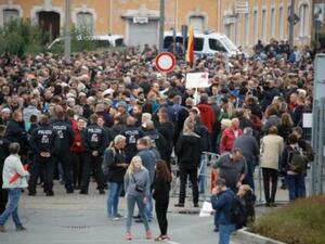 مجموعة من اليمين المتطرف في احتجاج أمام ستاد كيمنتس
