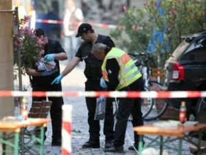 الشرطة الالمانية تجمع ادلة من موقع تفجير انتحاري قام به طالب لجوء سوري في مدينة انسباخ

