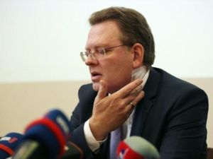 رئيس بلدية التينا اندرياس هولشتين في مؤتمر صحافي في مقر بلديته بعد مغادرته المستشفى للعلاج اثره طعنه في الرقبة

