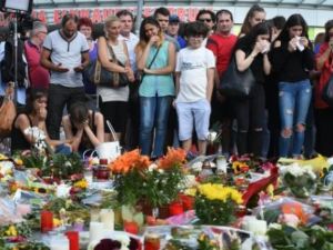 زوار امام مركز تسوق في ميونيخ جنوب المانيا بعد يومين على اقدام شاب الماني ايراني على فتح النار عشوائيا فيه قبل ان ينتحر

