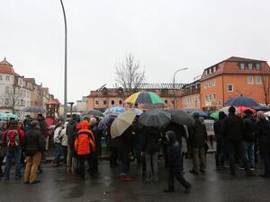 People demonstrate on February 21, 2016 in solidarity with refugees in front of a former hotel being converted into a home for asylum seekers and partly destroyed by a fire in Bautzen, eastern Germany. (AFP/Christian Essler)