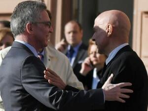 وزير الداخلية الايطالي ماركو مينيتي (يمين) مستقبلا نظيره الالماني توماس دي ميزيير في روما
