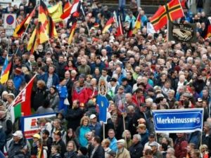 مناصرون لحركة بيغيدا المعادية للاسلام والاجانب خلال تظاهرة مناهضة لميركل في دريسدن

