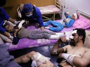 اسعاف طفل في احدى بلدات الغوطة الشرقية قرب دمشق بعد اصابته بغارة اسفرت عن مقتل العديد من افراد عائلته والى جانبه والده وشقيقته المصابان ايضا
