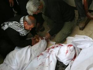 اب سوري في مدينة عربين في الغوطة الشرقية يبكي ابنه الذي قتل في قصف جوي استهدف هذه المدينة
