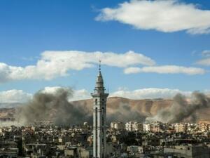 دخان متصاعد نتيجة ما يبدو انه قصف لقوات النظام السوري على دوما في الغوطة الشرقية المحاصرة قرب دمشق
