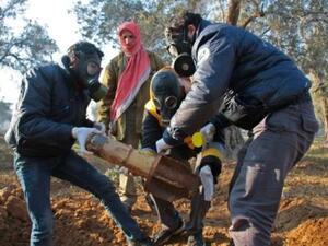 سحب بقايا صاروخ اطلقه النظام السوري على دوما في الغوطة الشرقية

