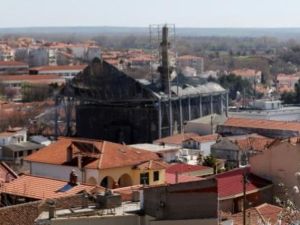 رجال الاطفاء يعملون على اخماد حريق مسجد بيازيد الاثري العثماني في تراقيا (شمال شرق اليونان)
