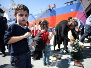 مهاجرين يحصلون على ماءوغذاء عند وصولهم الى مرفأ هيراكليون في جزيرة كريت اليونانية

