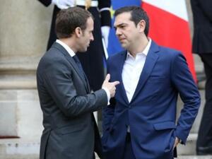 رئيس وزراء اليونان اليكسيس تسيبراس (يمين) يتحدث إلى الرئيس الفرنسي ايمانويل ماكرون قبل مغادرته قصر الإليزيه في باريس

