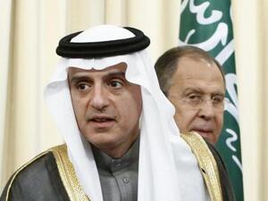 عادل الجبير وزير الخارجية السعودي (إلى اليسار) مع نظيره الروسي سيرجي لافروف خلال مؤتمر صحفي في موسكو
