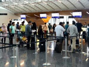 ركاب في مطار حمد الدولي في الدوحة ينتظرون في السابع من حزيران/يونيو انهاء اجراءاتهم للسفر بعد القيود التي فرضتها العربية السعودية والامارات والبحرين على الخطوط الجوية القطرية

