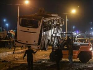 رفع الحافلة السياحية من موقع الهجوم في الجيزة
