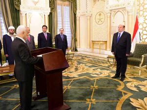 سبعة وزراء جدد بالحكومة اليمنية يؤدون اليمين أمام هادي في الرياض