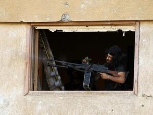 احد عناصر قوات المشير خليفة حفتر الرجل القوي في شرق ليبيا يتبادل اطلاق النار مع مسلحين في منطقة بنغازي

