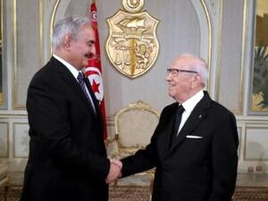 الباجي قائد السبسي والمشير خليفة حفتر في قصر قرطاج في تونس

