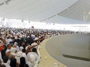 حجاج بيت الله الحرام يرمون جمرة العقبة الكبرى في مشعر منى