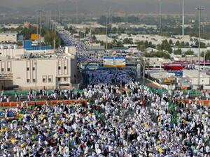حجاج بيت الله يستعدون للنفرة الى مزدلفة من صعيد عرفات